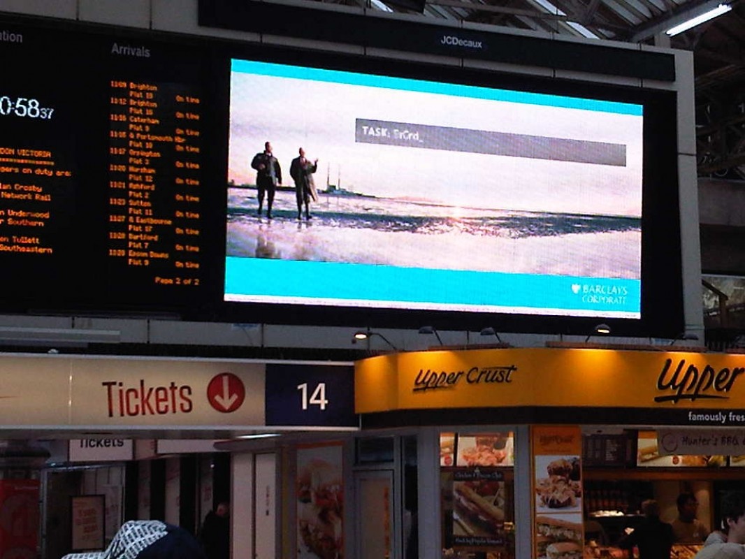 Londra: schermo outdoor a Victoria Station