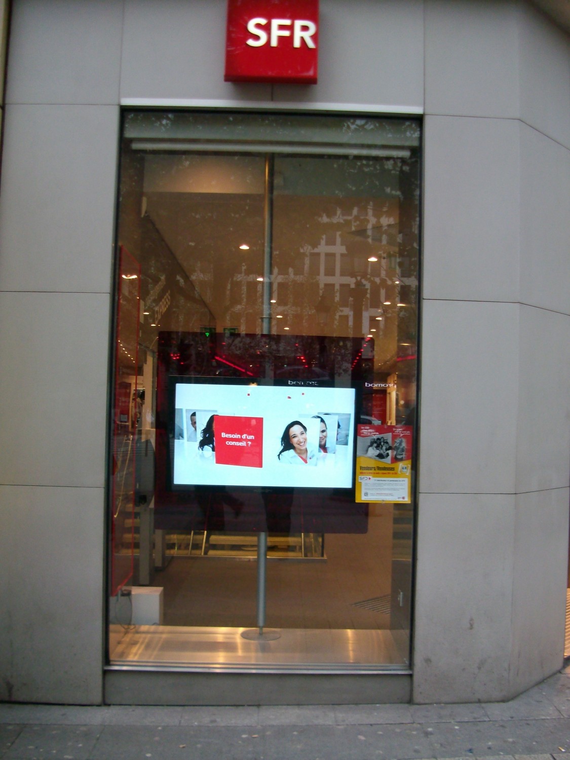 Parigi: monitor in vetrina per le “boutique SFR”