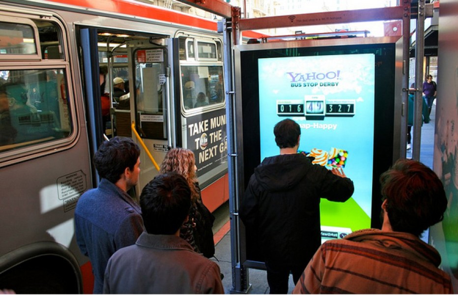 Digital Signage: Maxi touch-screen alla fermata del bus