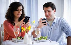 Smartphone, come e quando si usa…anche al ristorante